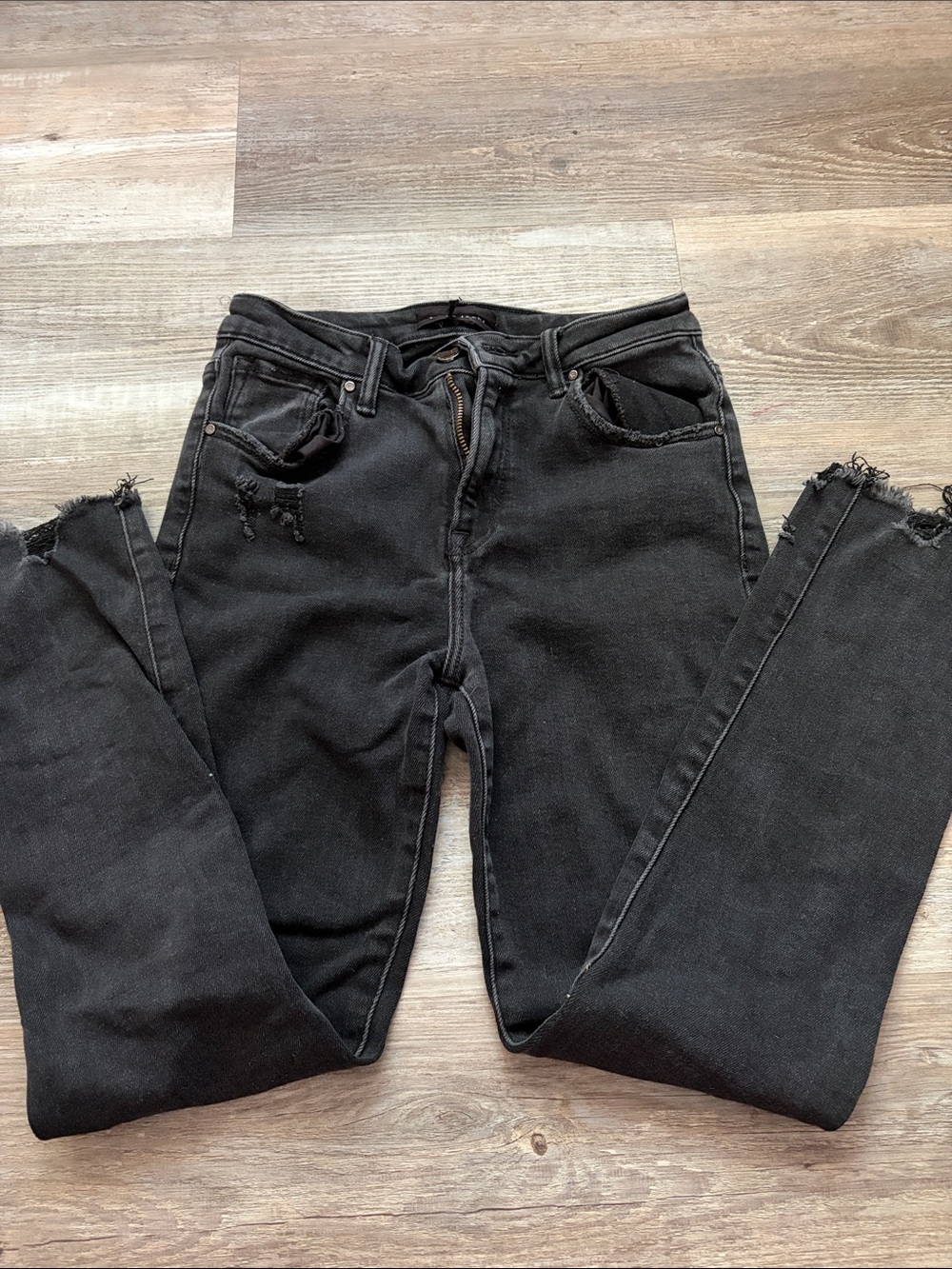 Women’s Black Skinny Jeans with Frayed Hem